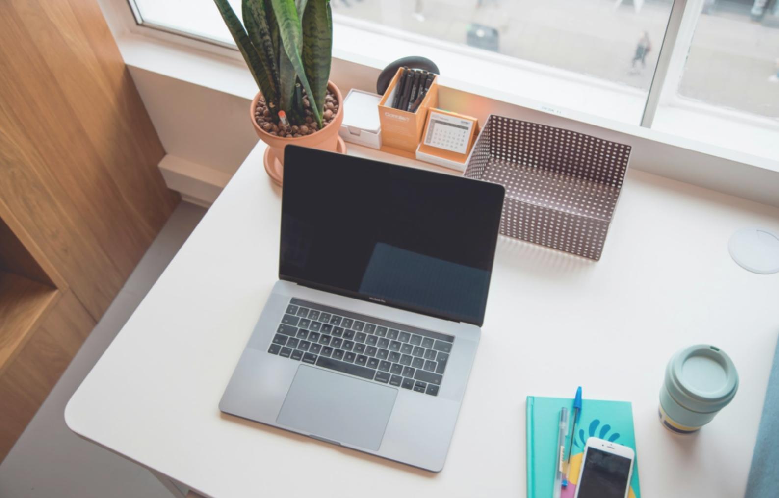 Finanzmodellierung Workspace mit Laptop und Analysen